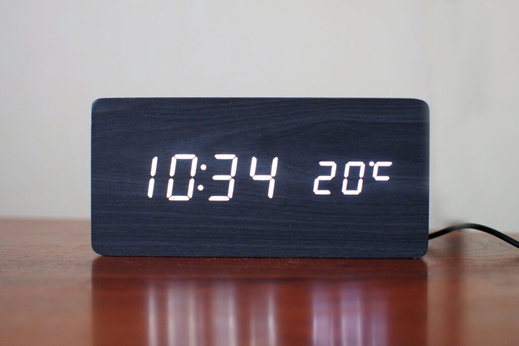 ニトリ デジタル時計 ホルツ - インテリア時計