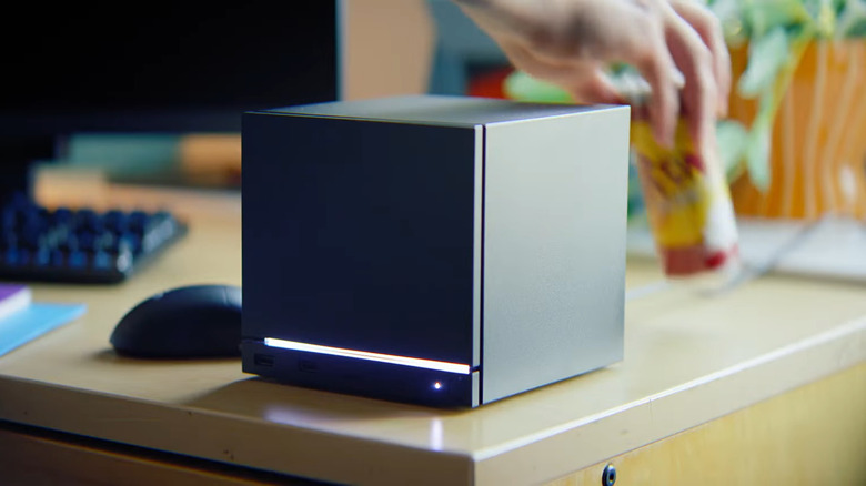 Steam Machine をデスクに置いた使用イメージ