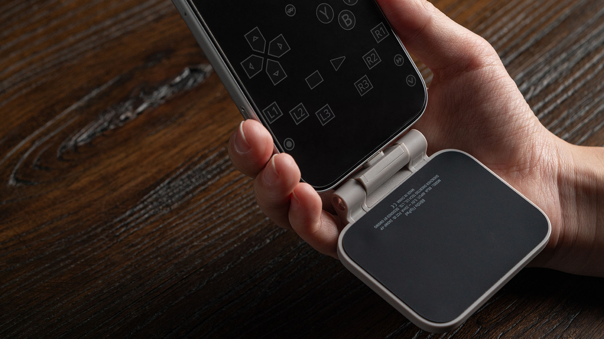 8BitDo FlipPad 折りたたんだ状態