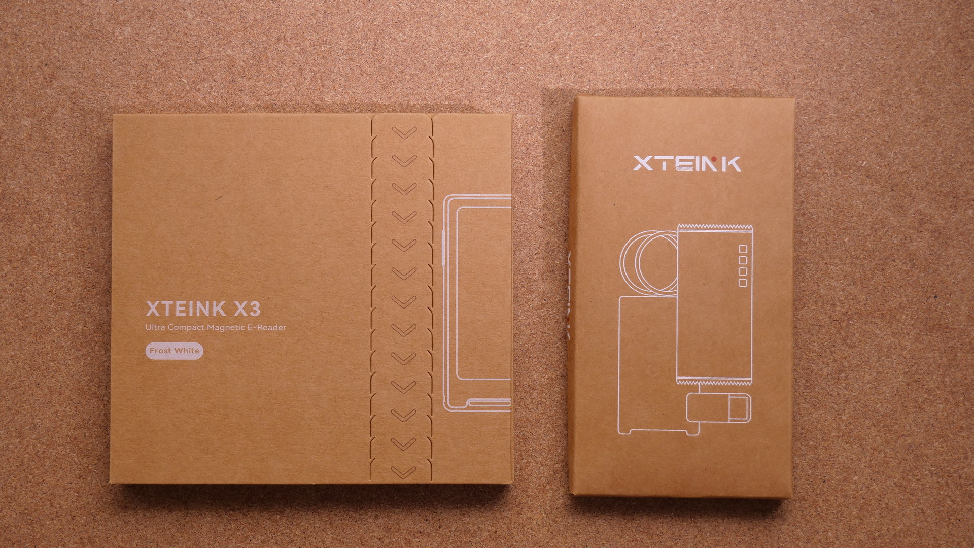 Xteink X3のクラフト紙の化粧箱を表と裏に並べて撮影した写真