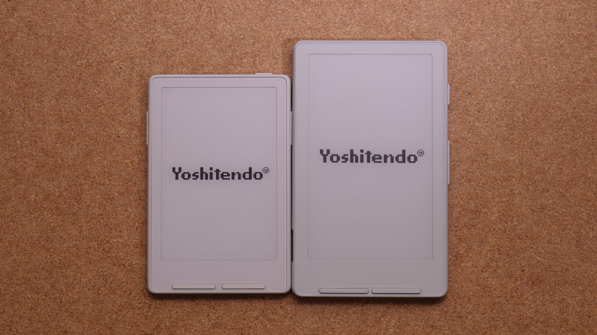 Xteink X3とXteink X4を並べて置き、画面サイズと本体の大きさの違いを比べた写真