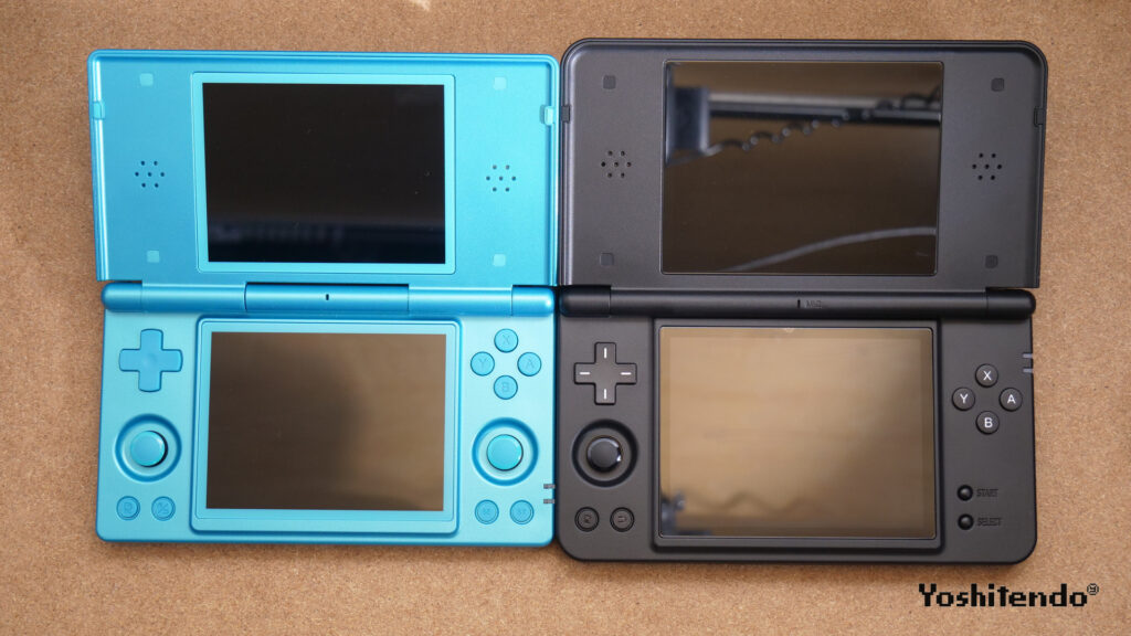 前モデルの青いRG DSと黒いRG DS Plusのサイズ比較