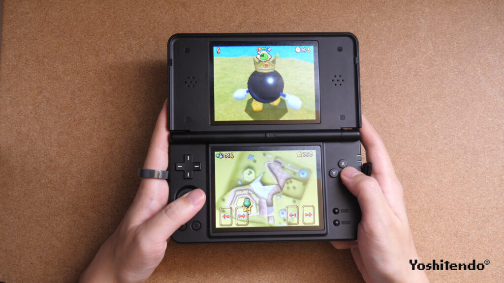 RG DS Plusを両手で持ってDSのゲームをプレイ