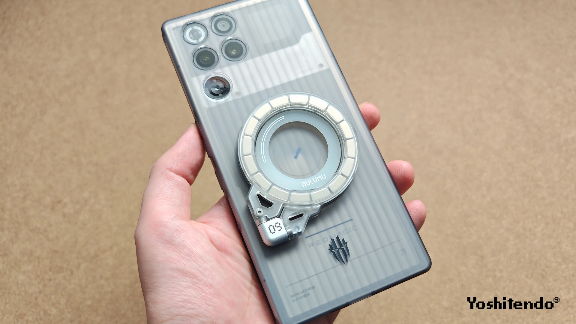 AULUMU G09 Ghostをスマートフォンに装着した状態