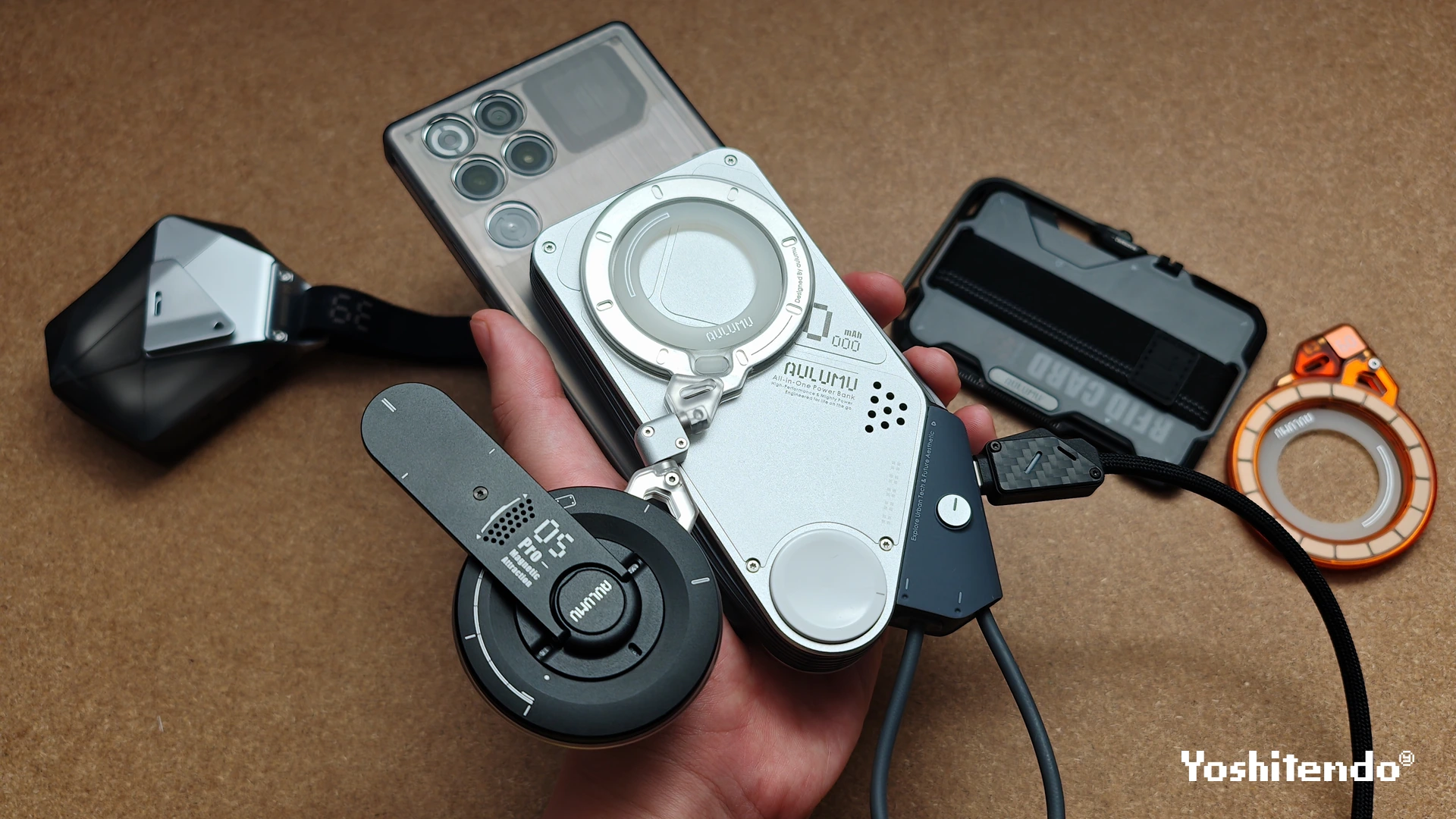 AULUMU スマートフォンと各種アクセサリーを組み合わせた状態