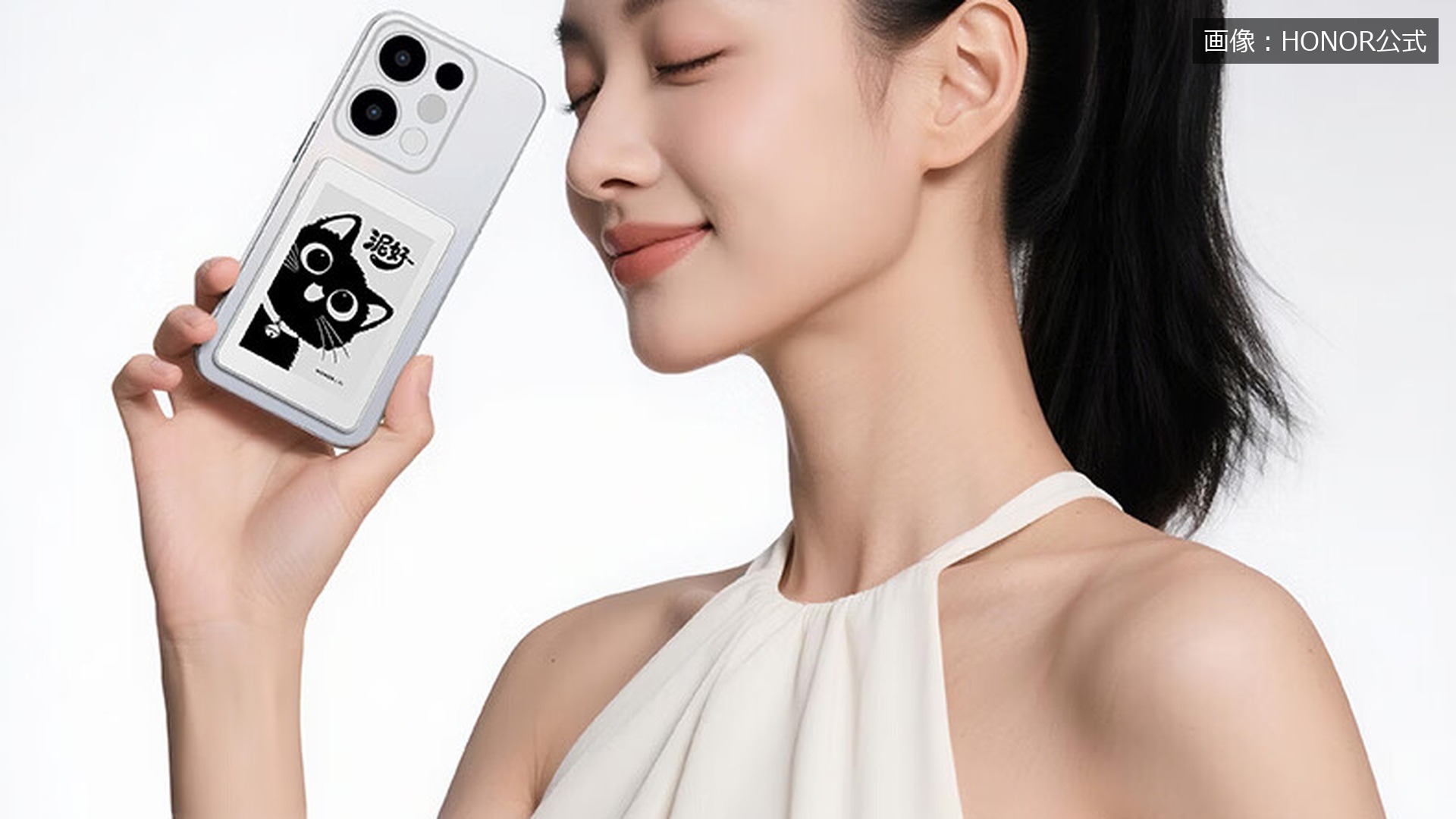 スマートフォンの背面に取り付けたHONOR Life 墨水屏阅读器 S3