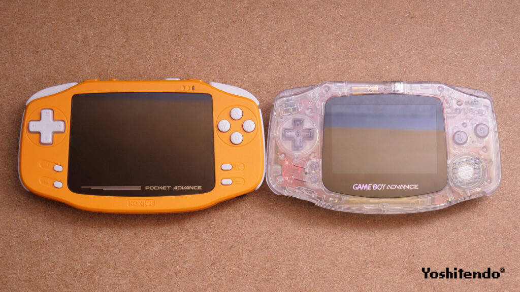 ゲームボーイアドバンスと並べた前面