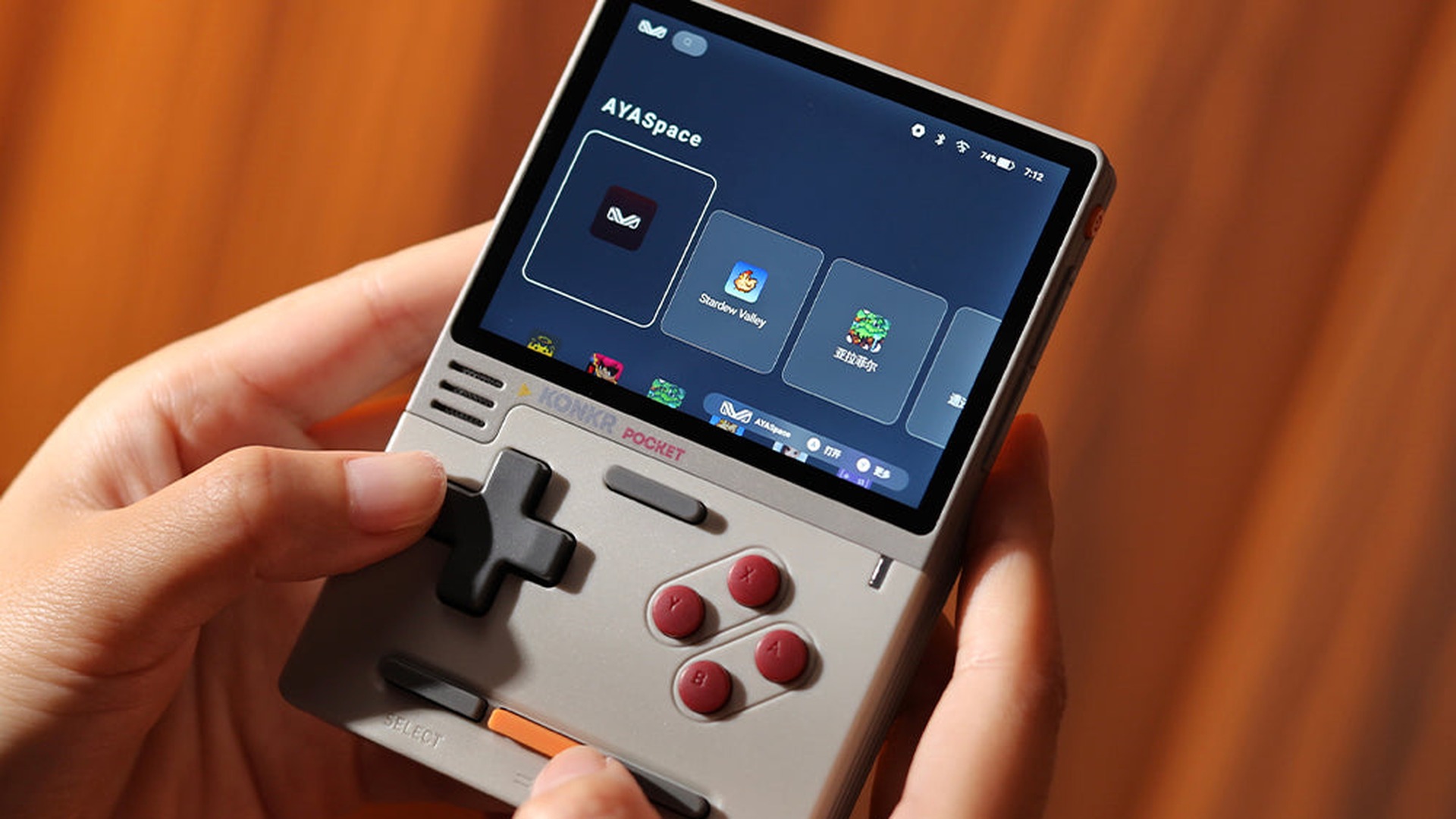 KONKR Pocket BLOCKを手に持った様子