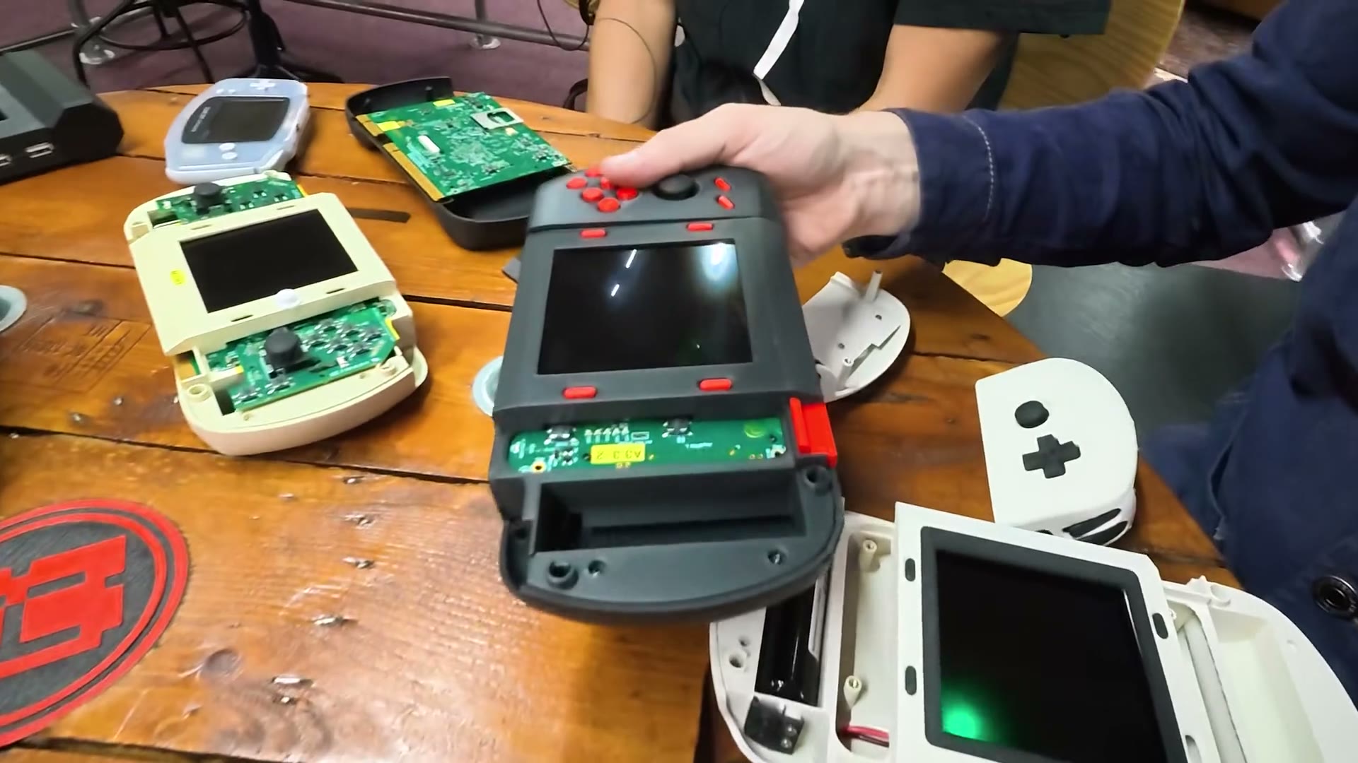 右側の操作部を外したMultisystem 2 Pocketの試作機