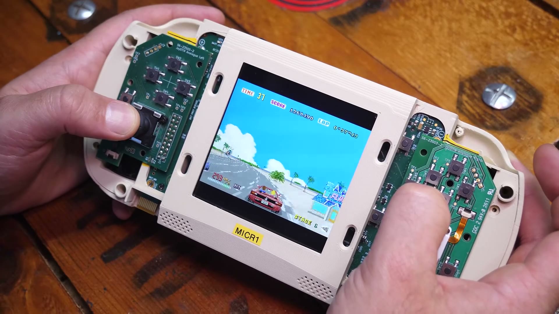 正方形の画面にゲームを表示したMultisystem 2 Pocketの試作機