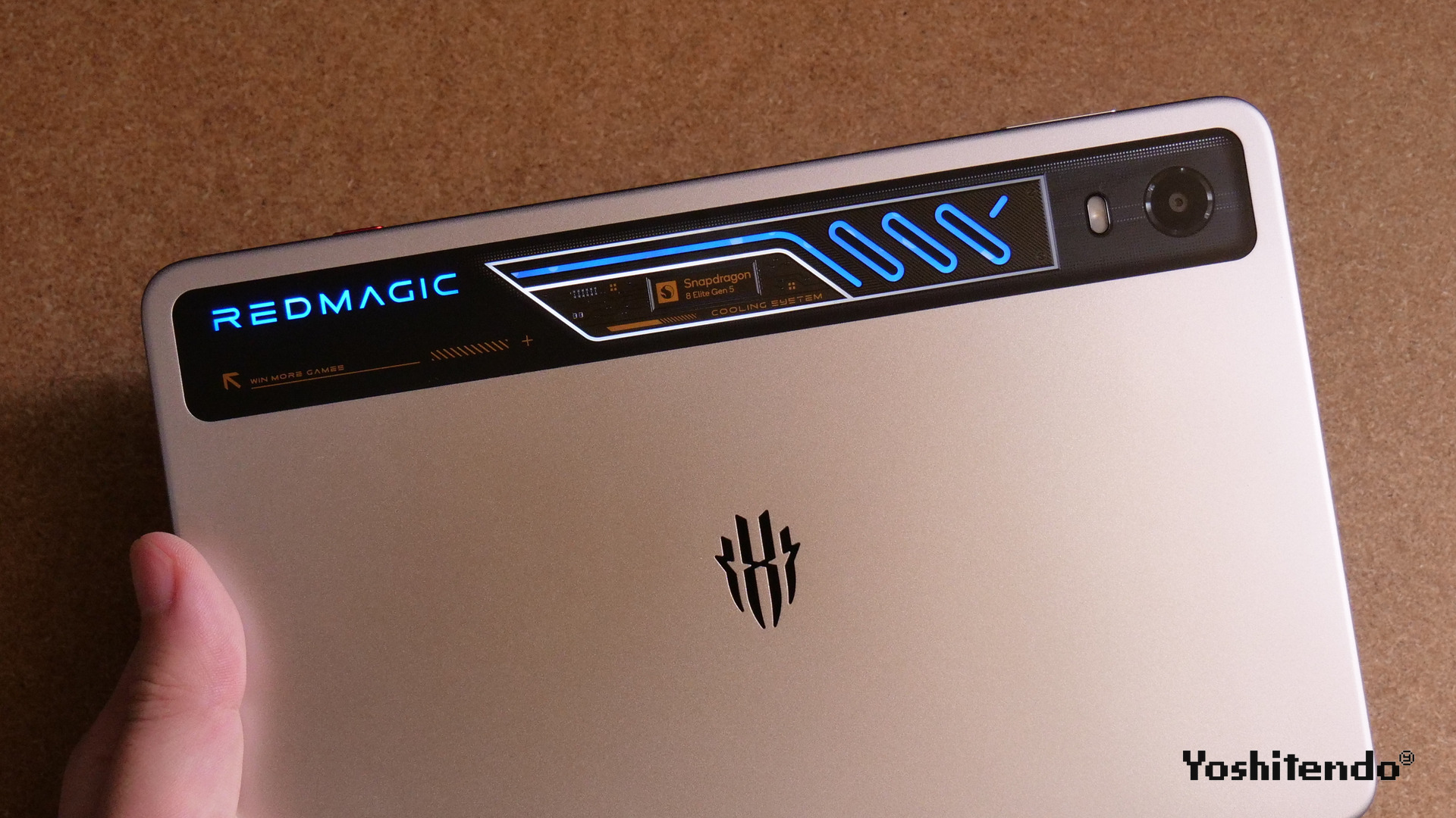 REDMAGIC Astra 2:背面の発光する冷却部