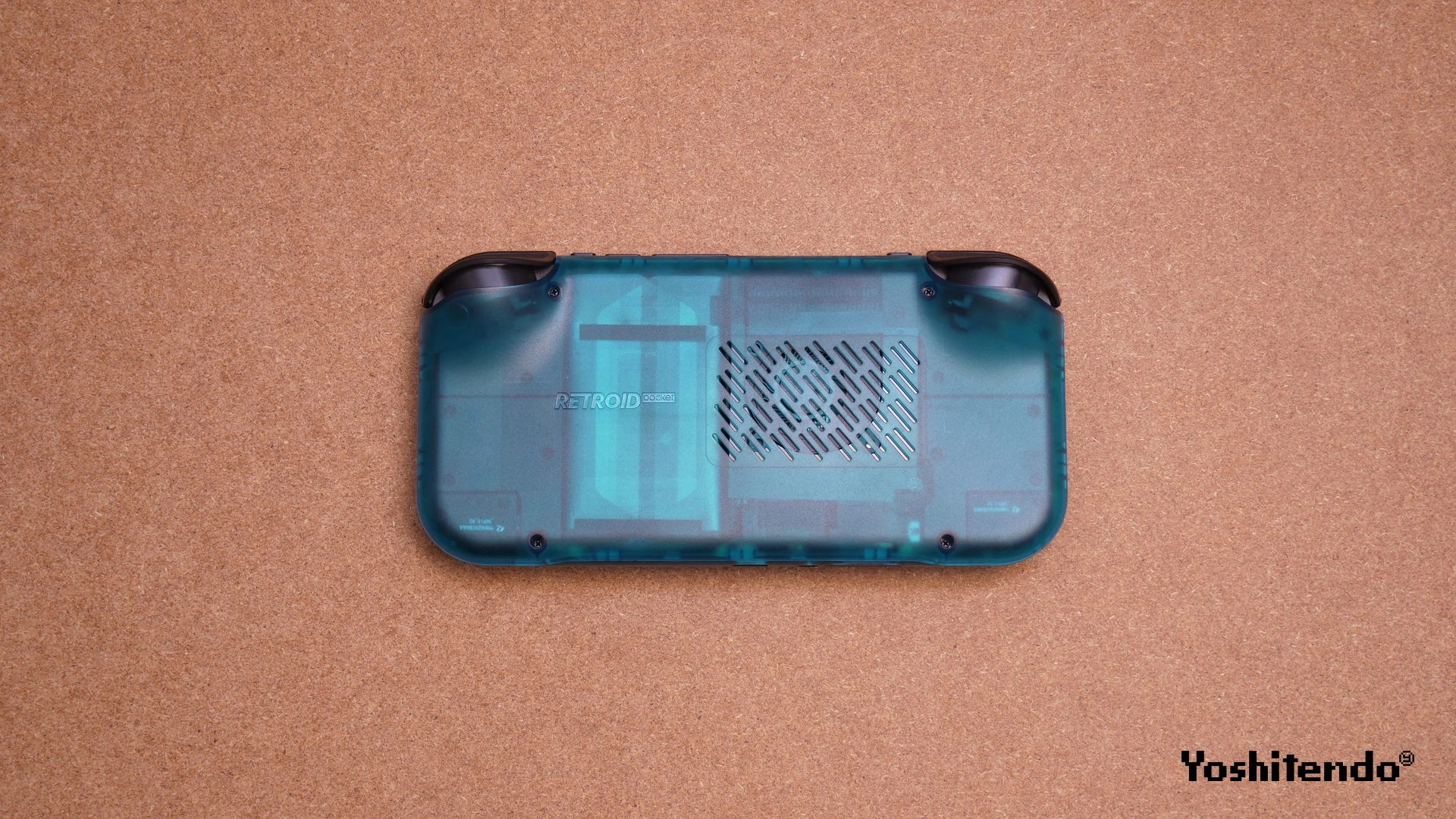 Retroid Pocket Nova 半透明の背面パネル