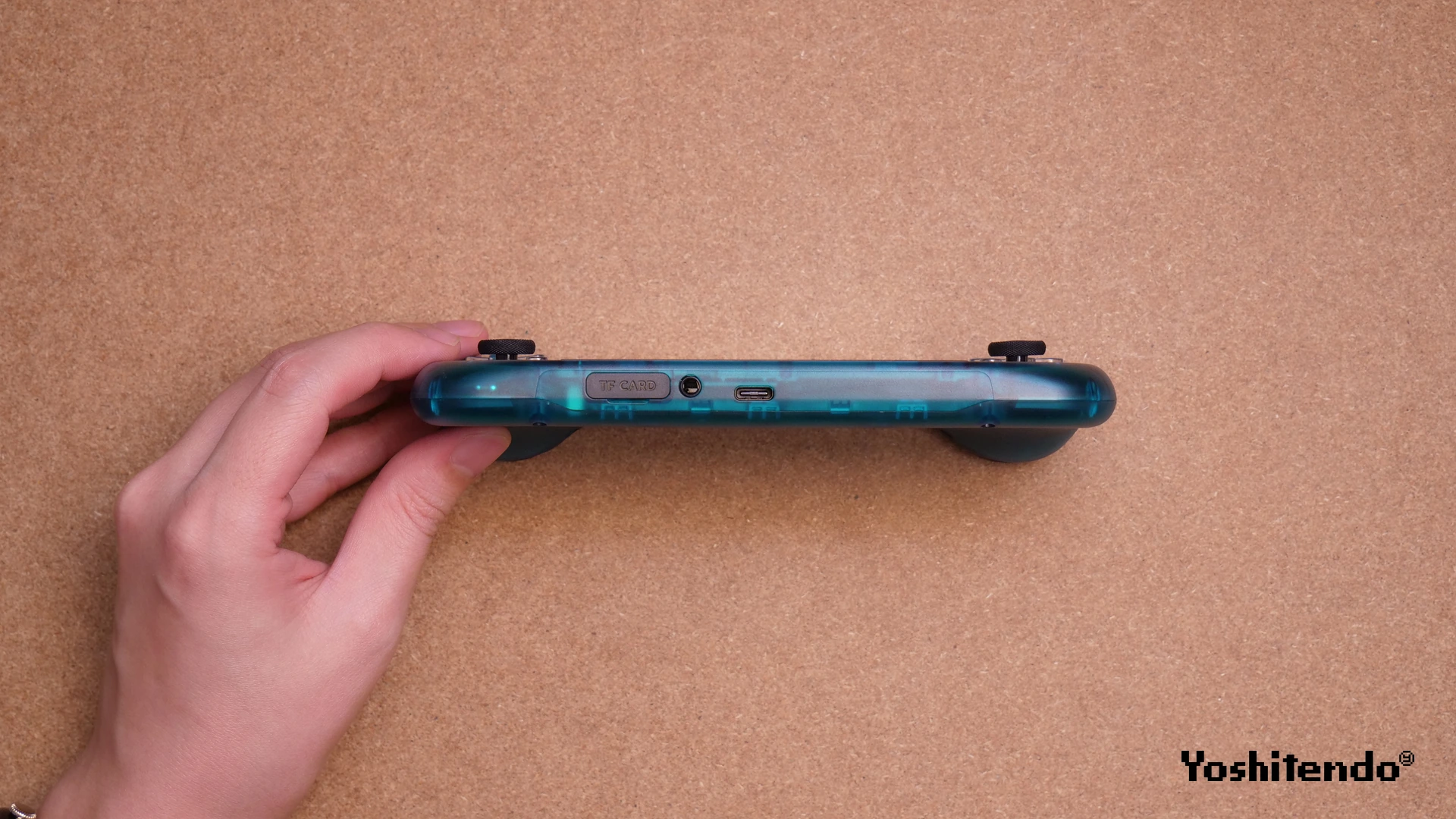 Retroid Pocket Nova 下側面のUSB-C・イヤホン・カードスロット