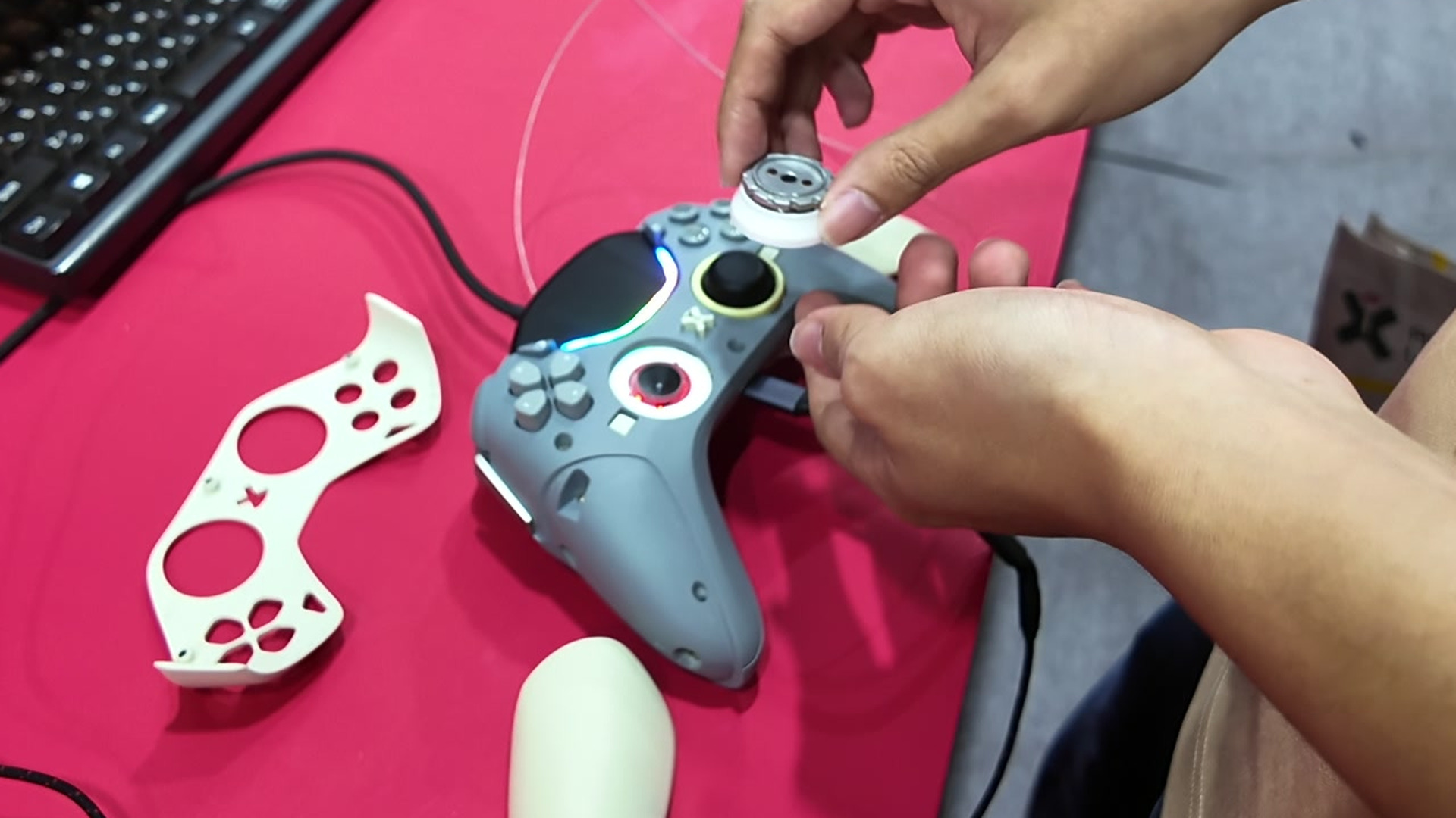 Axisray Lab BASHのフェイスプレートを外して操作部を取り外すところ