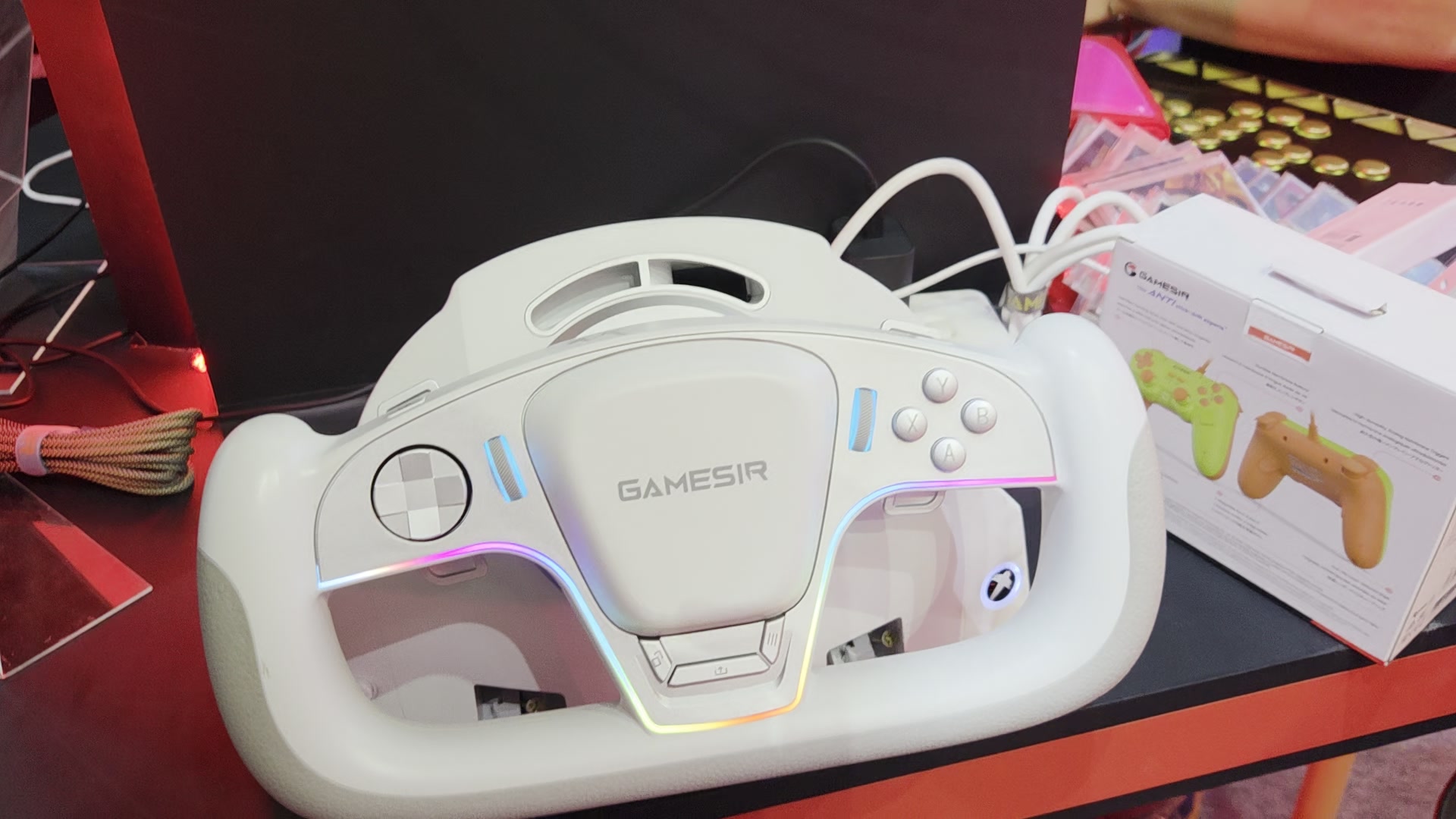 GameSirのTurbo Driveの白いハンドル本体