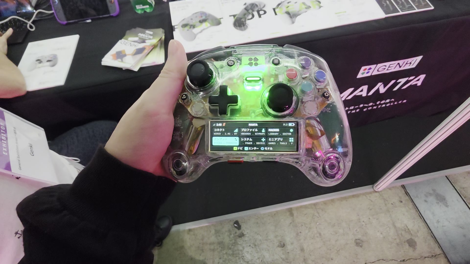 GENKI Mantaの透明なコントローラーと内蔵ディスプレイ