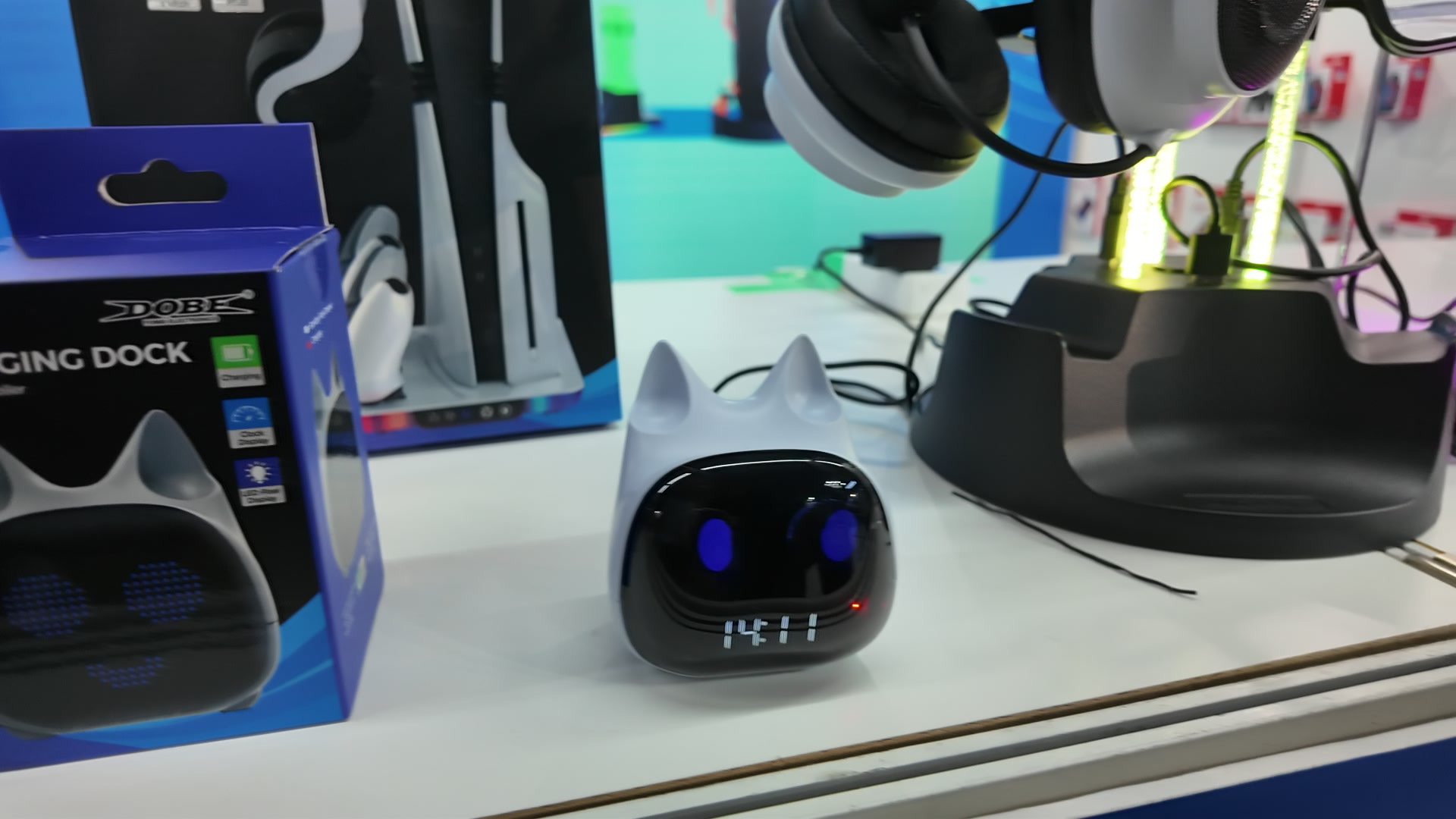 DOBEの表情が映るコントローラー充電ドック