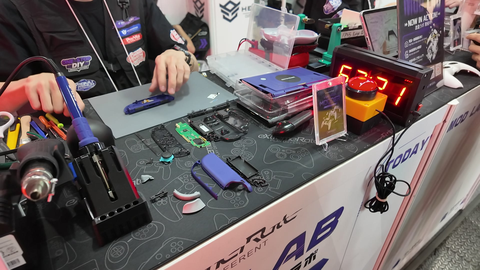 eXtremeRate MOD LABの外装交換の実演
