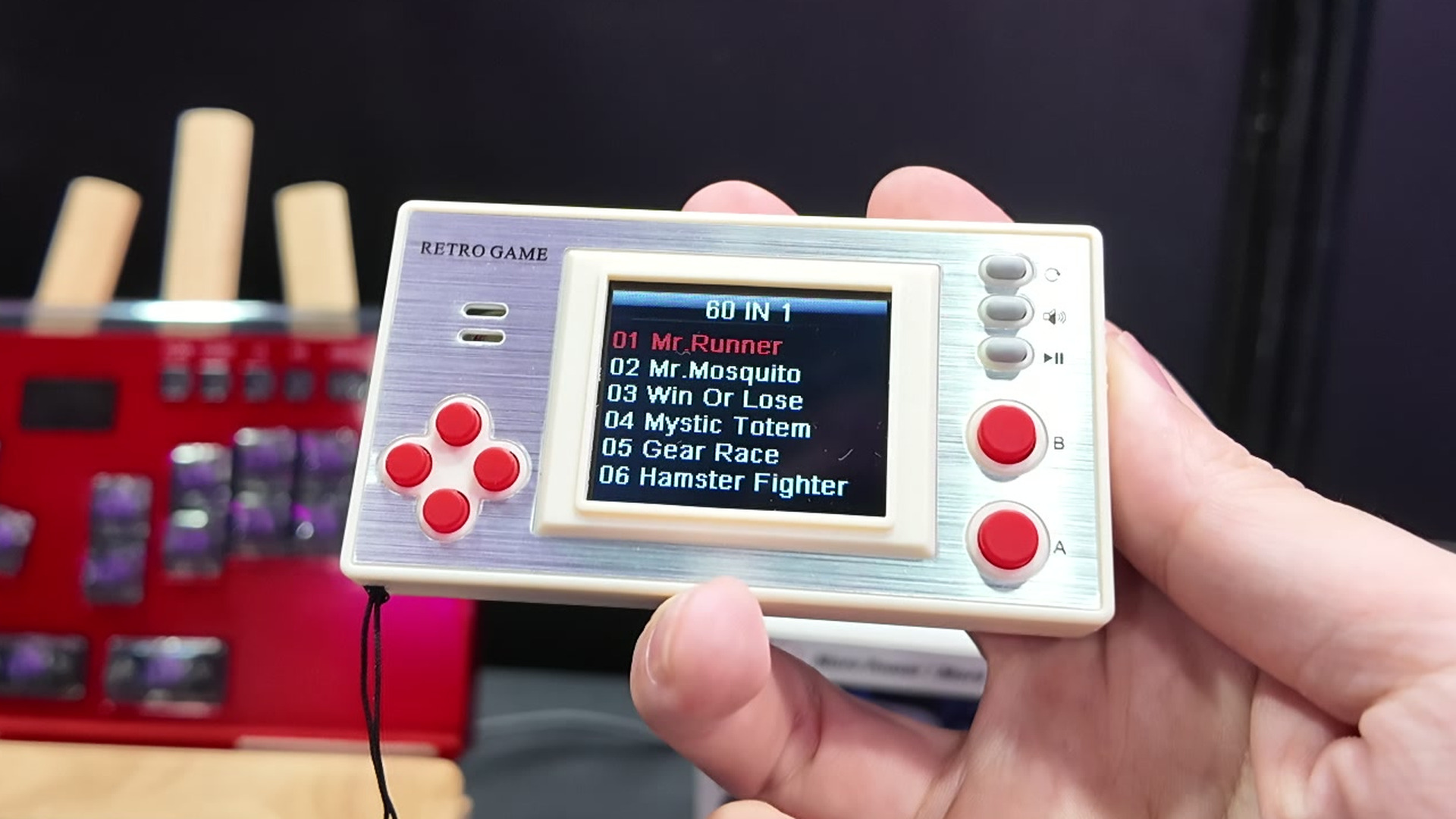 小さな携帯ゲーム機を手に持って画面を表示したところ