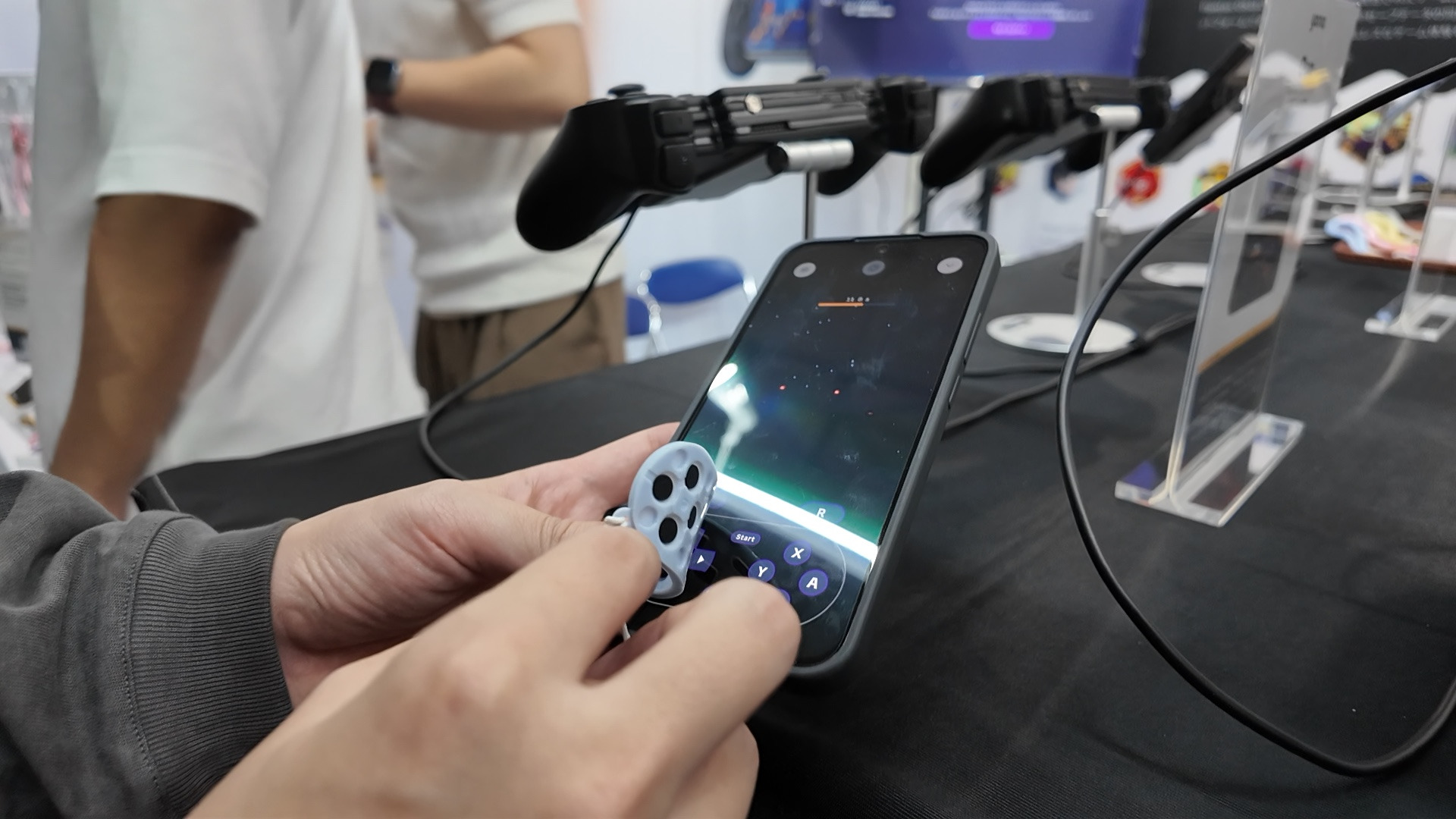 YONIQ GamePatchをスマホの下側に付けたところ