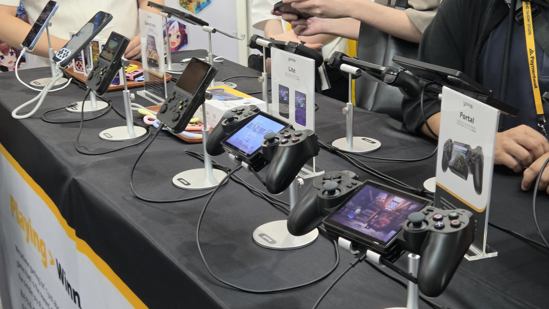 YONIQの展示卓に並んだゲーム機