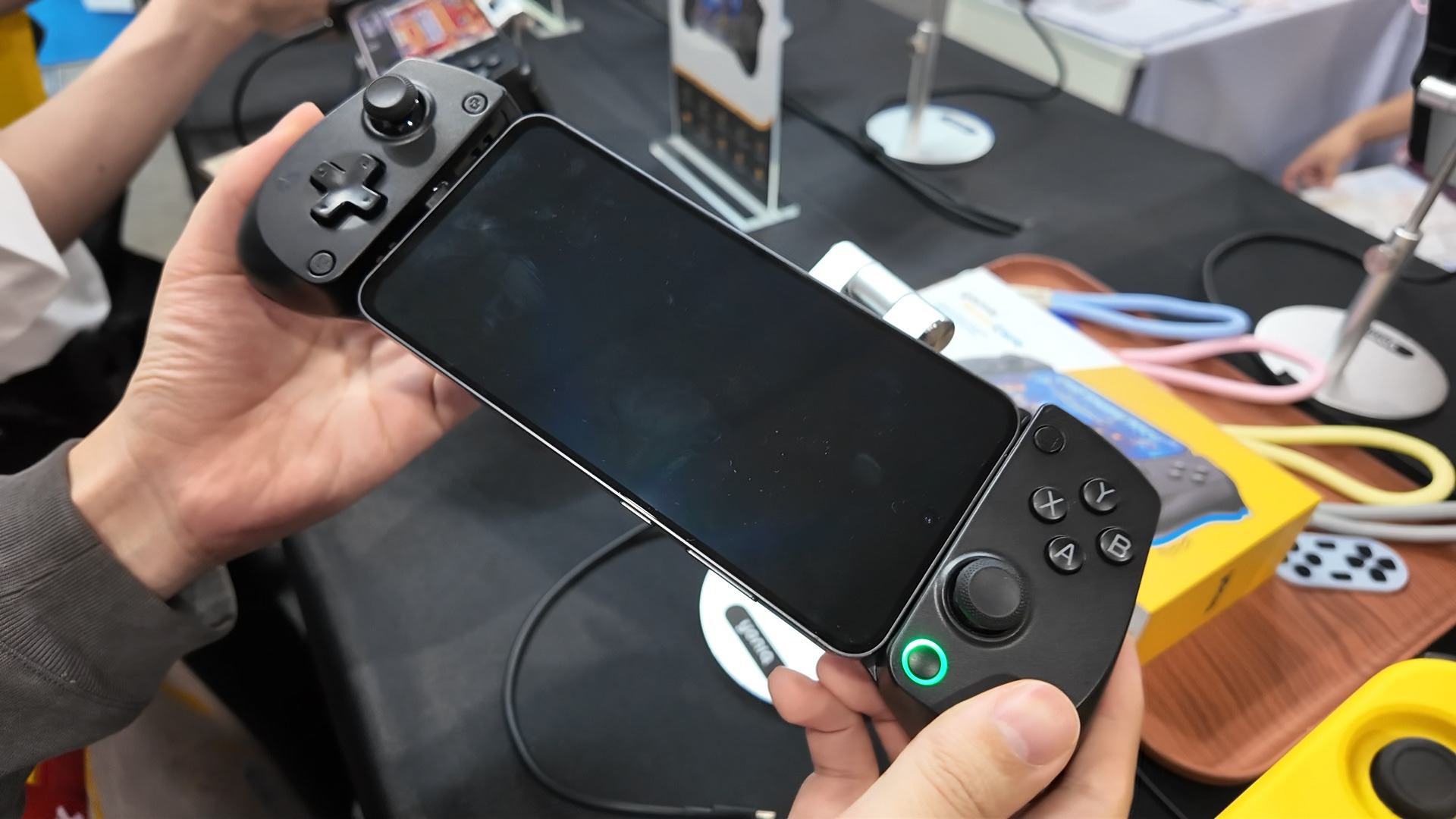 YONIQ RetroCoreにスマホを挟んだところ